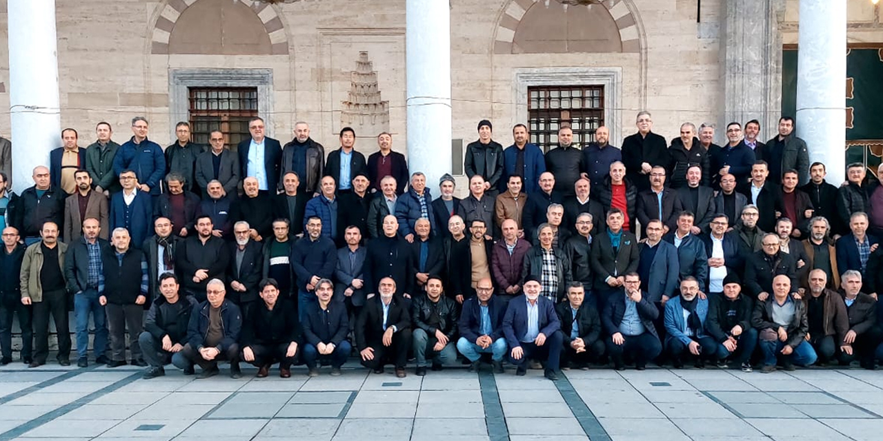 Konya İmam Hatip Lisesi 89 mezunları Mevlana Meydanında iftarda buluştu