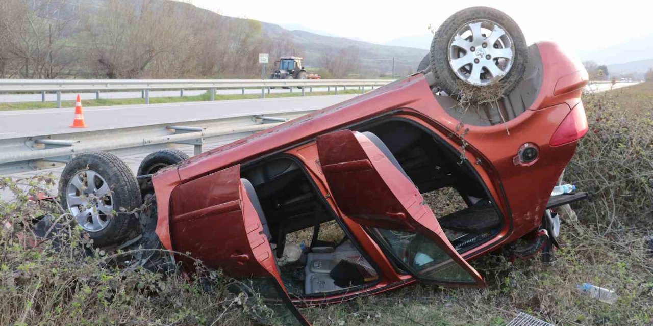 Amasya’da otomobil bariyere çarparak takla attı: 4 yaralı