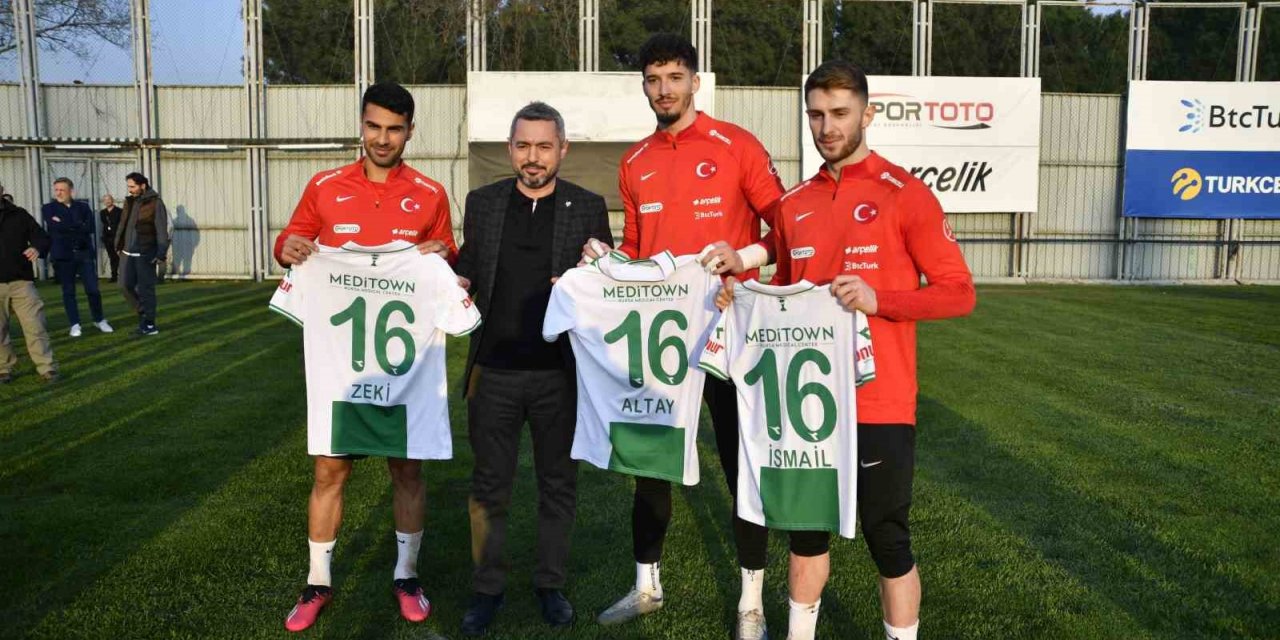 Altay Bayındır, İsmail Yüksek ve Mehmet Zeki Çelik’e Bursaspor forması hediye edildi
