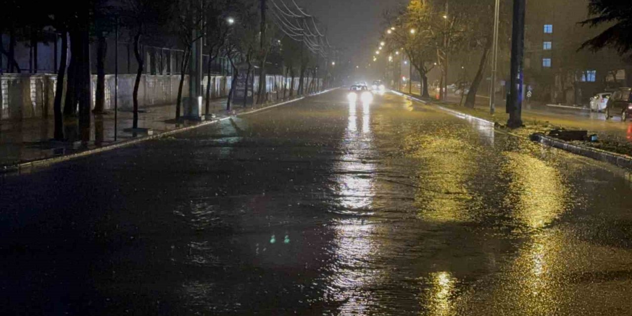 Elazığ’da sağanak etkili oldu, yollar göle döndü