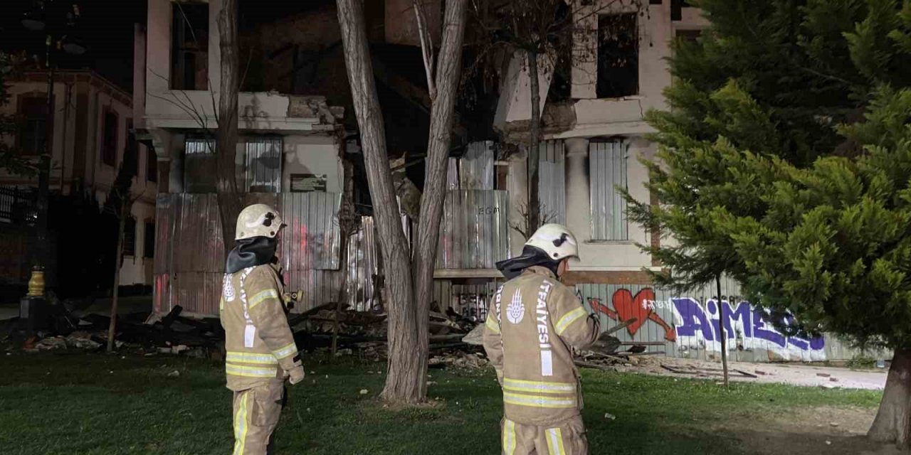 Fatih’te 4 ay önce yanan tarihi metruk bina kısmen çöktü