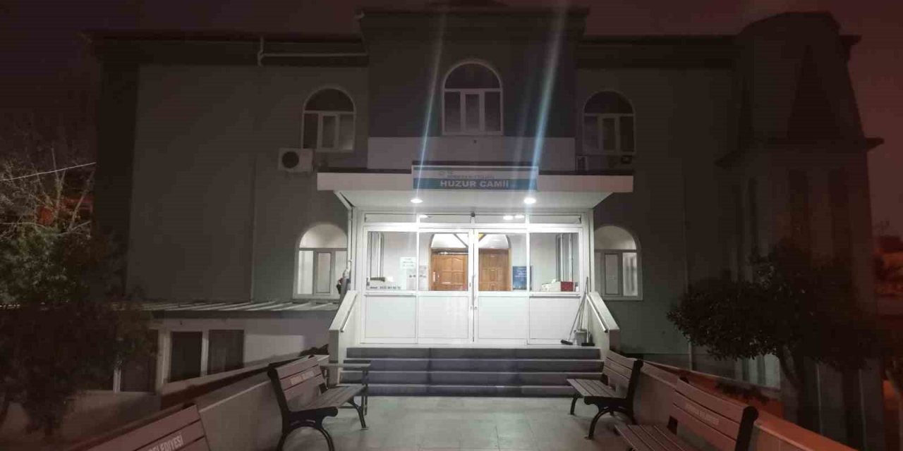 Kapıya siper oldu, cemaati camiye sokmadı: O anlar kamerada