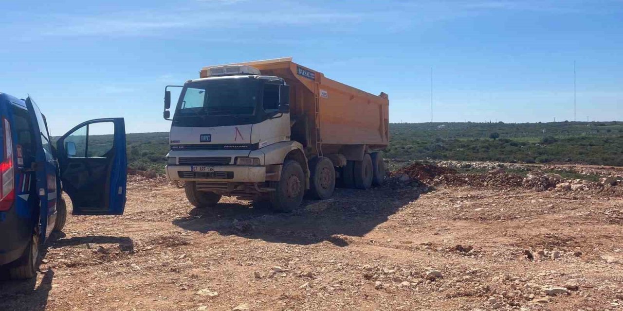 Didim’de vadiyi hafriyatla doldururken yakalandılar