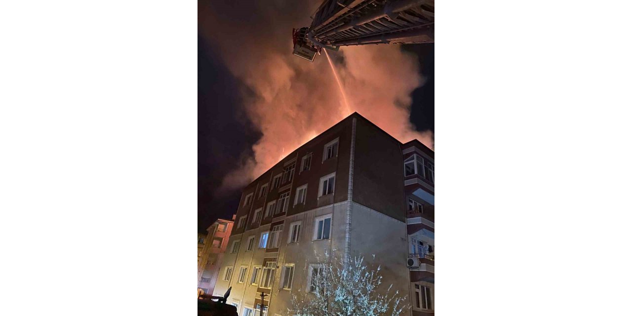 Çorlu’da apartmanın çatısı alev alev yandı