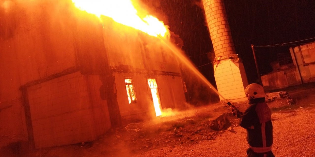 300 yıllık tarihi cami  yanarak kullanılmaz hale geldi