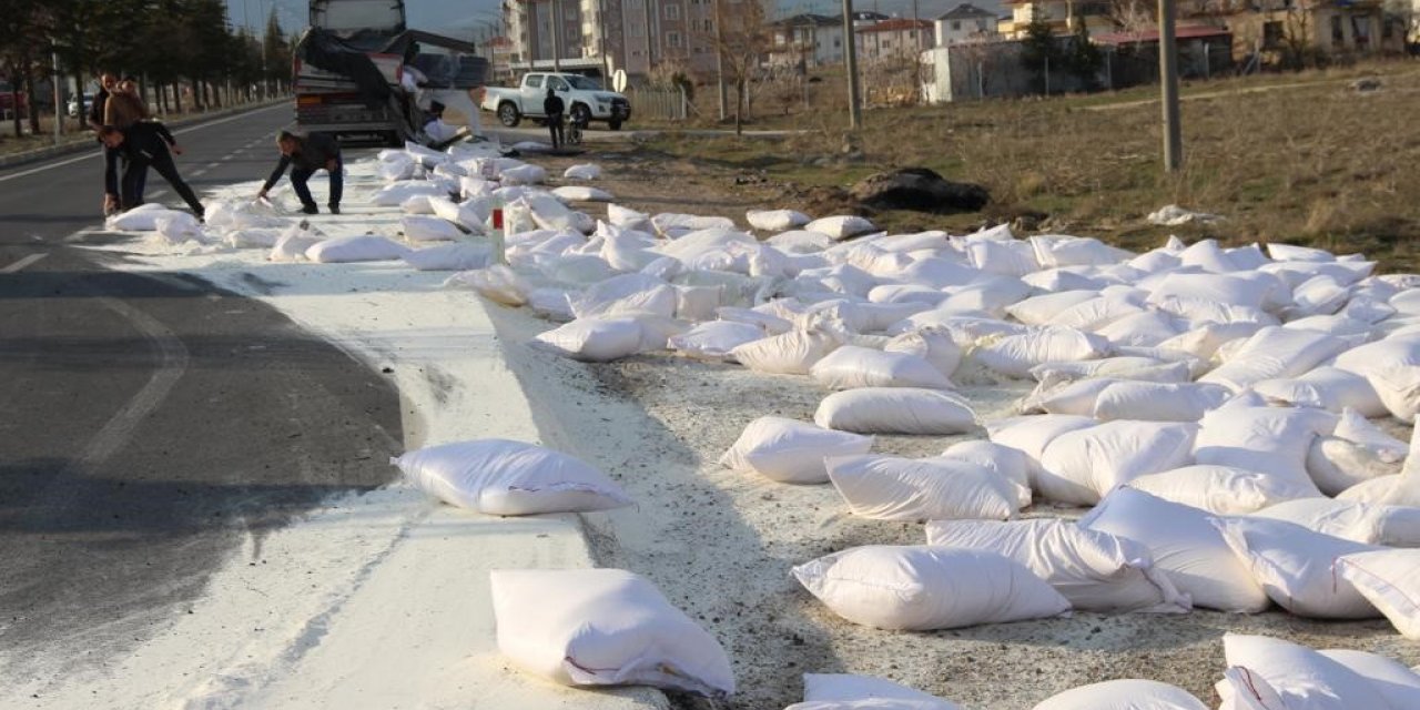 Parçalanan tırın dorsesindeki 200’e yakın un çuvalı etrafı dağıldı