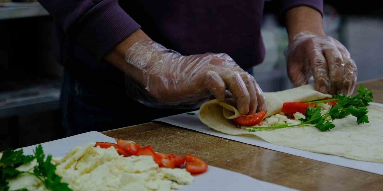 Erzincan’da sahur sofralarının vazgeçilmezi: “Tulum peyniri”