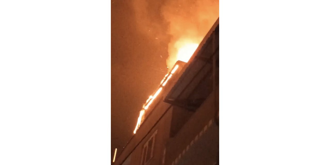 Bursa’da binanın çatısı alev alev yandı, o anlar kameralarda