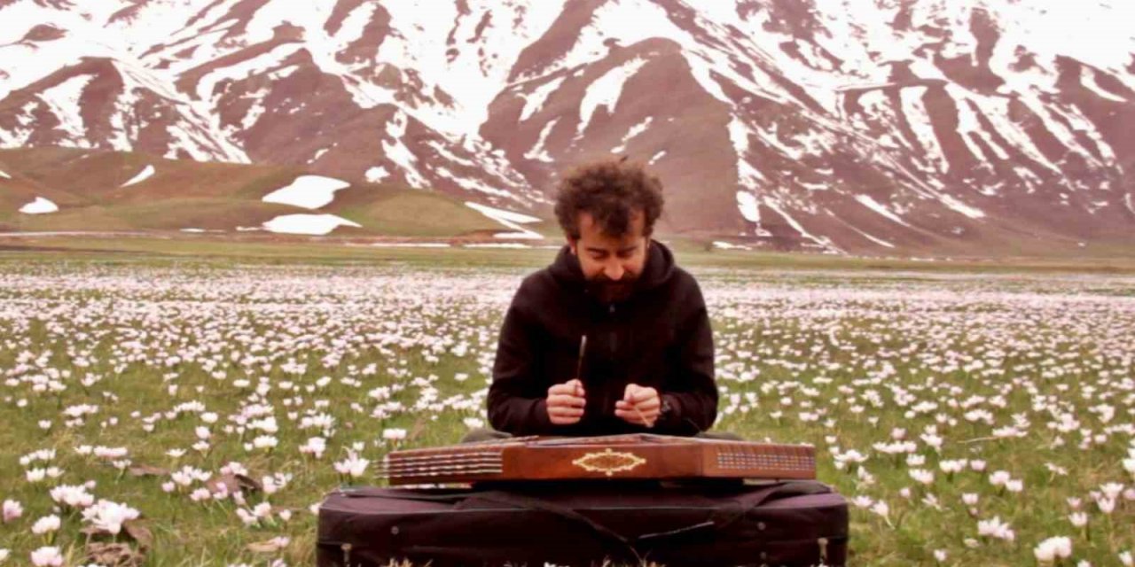 Ovayı beyaza bürüyen kardelenler arasında santur keyfi