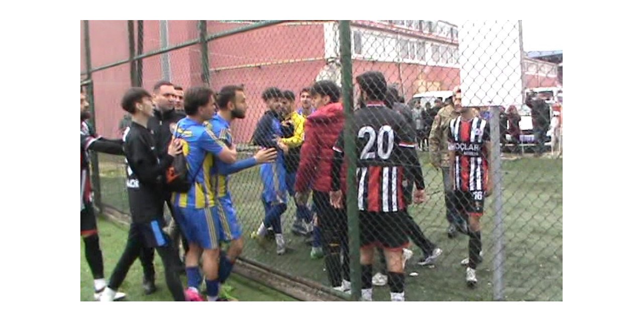 Amatör maçta arbede, iki takım maç sonrası birbirine girdi