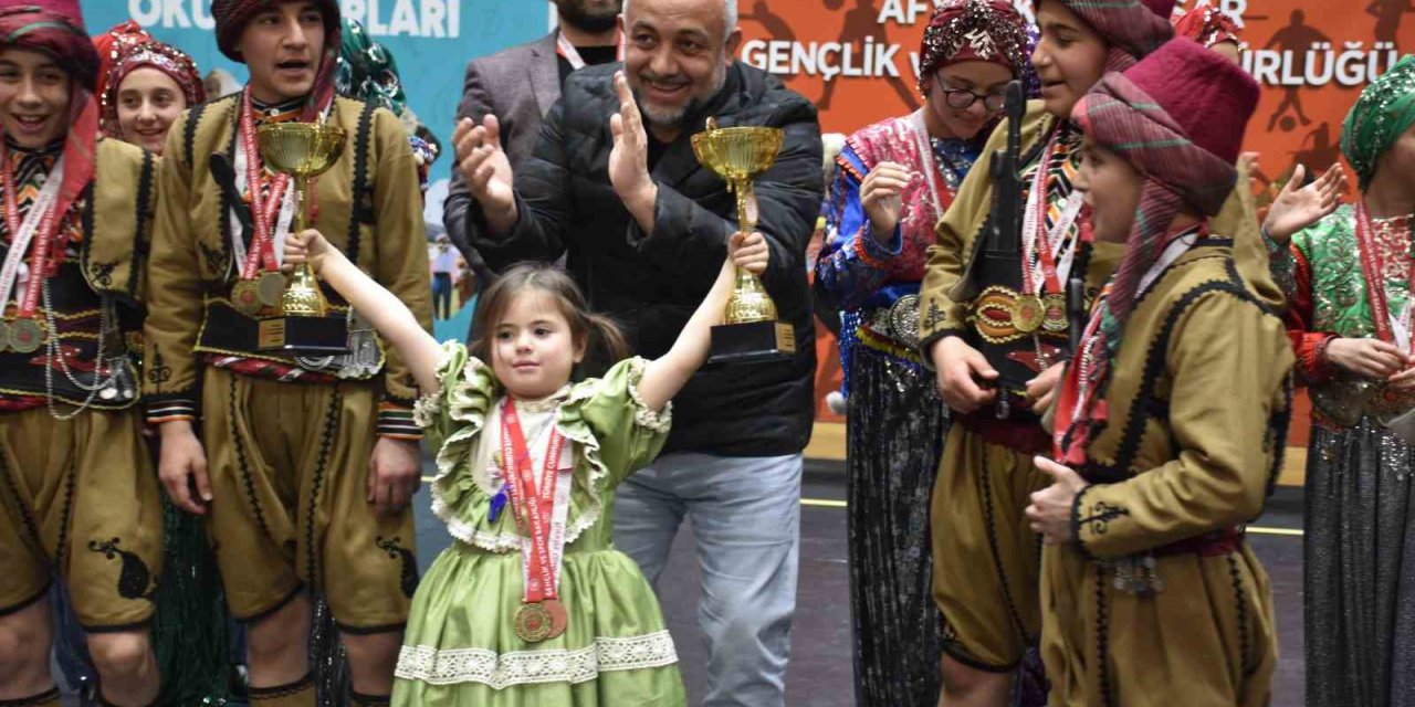 Halk oyunlarının yıldızı Çobanlar oldu