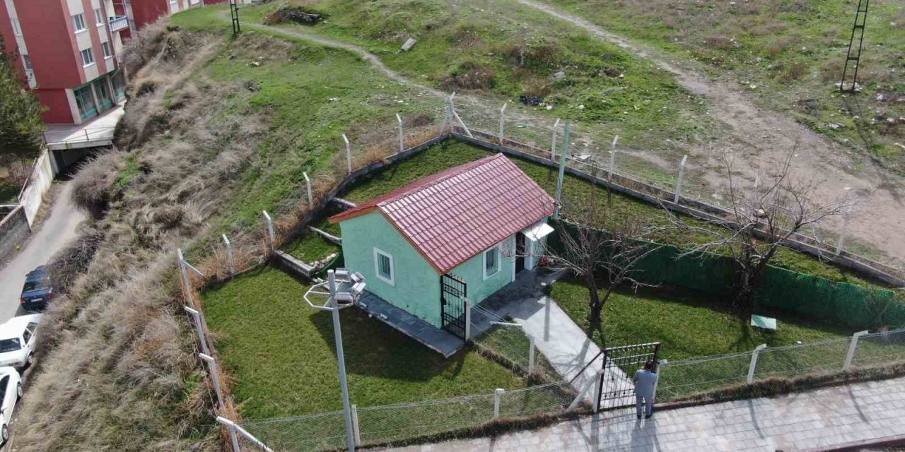 Dışarıdan bakan ev sanıyor, içerisinde ise bir emirin kabri bulunuyor