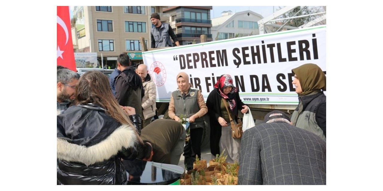 Depremde hayatını kaybedenler için fidan dağıtıldı