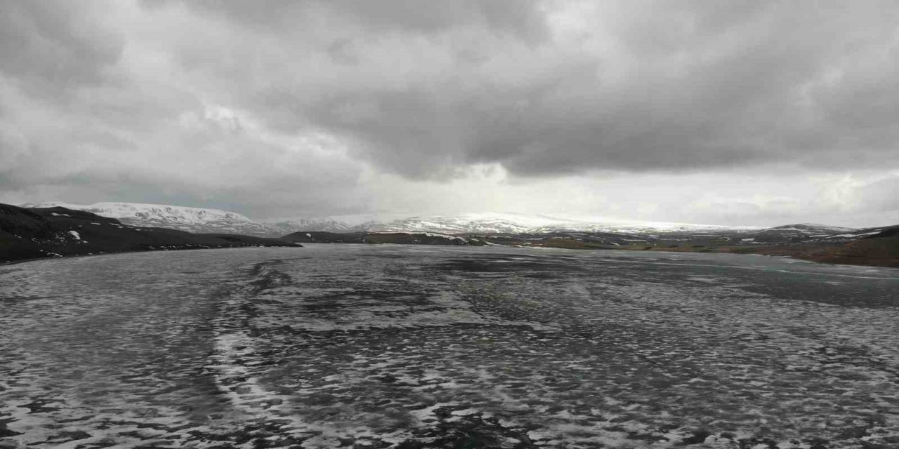 Aygır Gölü’nün buzları çözülüyor
