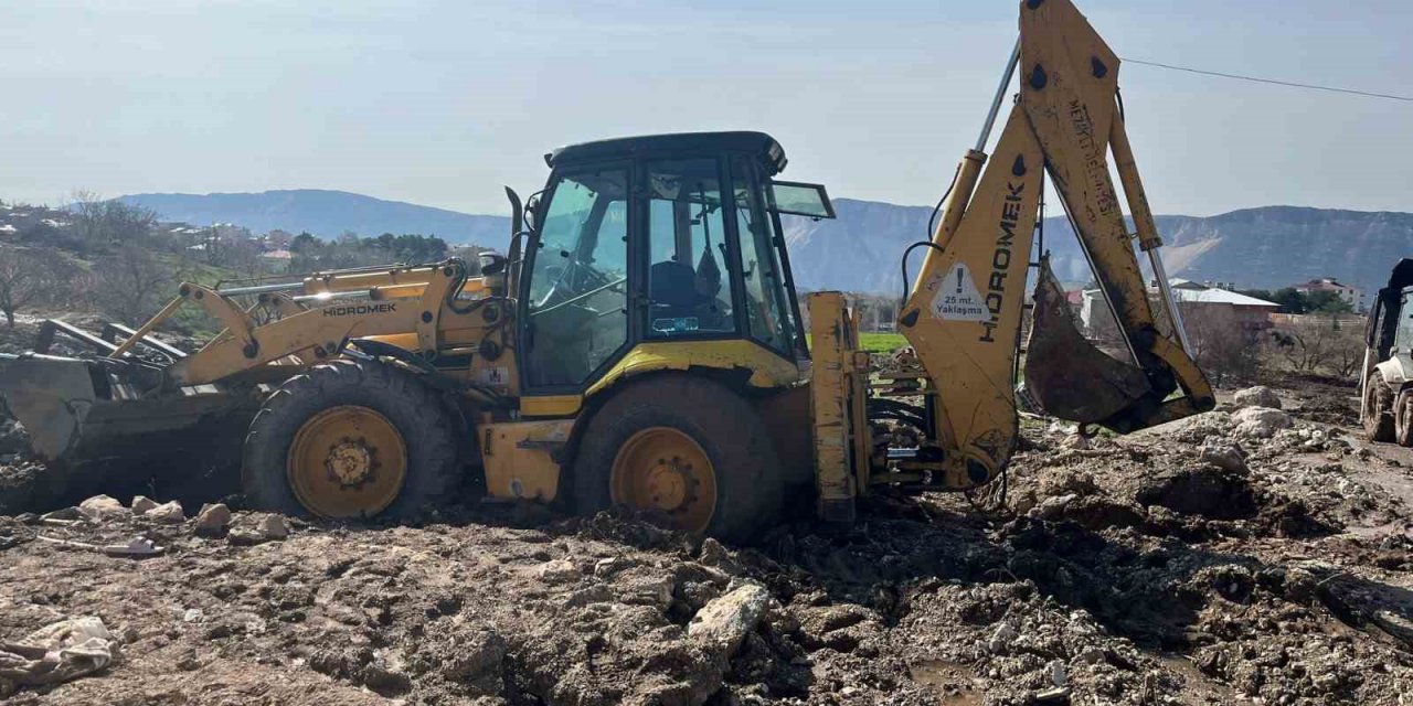 İzmit Belediyesi ekipleri, sel bölgesinde çamura saplanan iş makinesini kurtardı