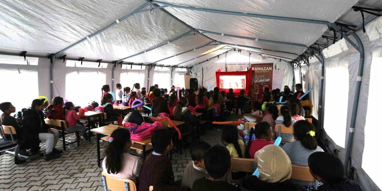 Depremzedelerin yüzleri Hacivat ve Karagöz oyunuyla gülüyor