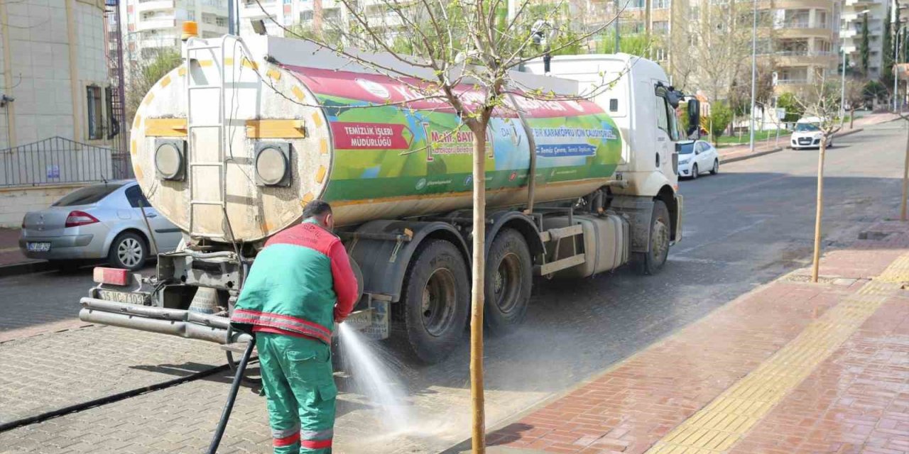 Karaköprü’de çamurlu yollar temizleniyor