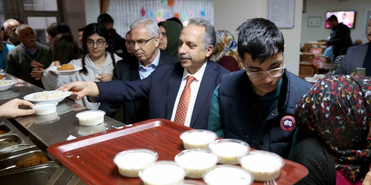 Başkan Yalçın ve Kaymakam Dönmez depremzedelerle iftar sofrasında