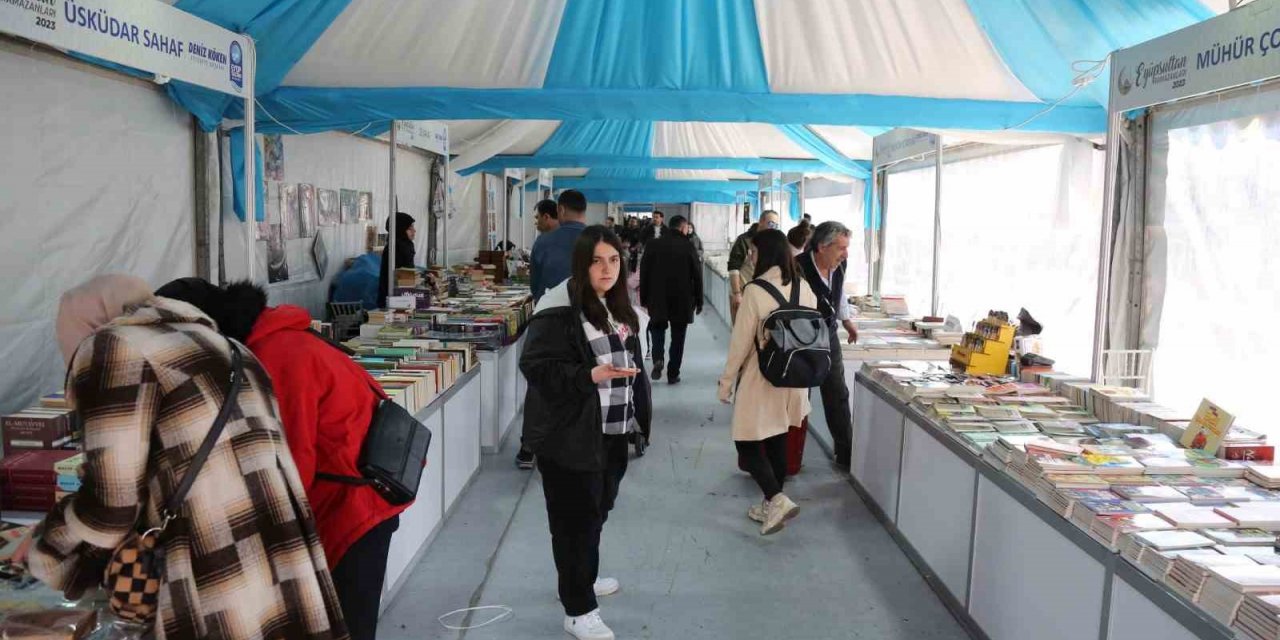 Eyüpsultan’daki kitap fuarı kitapseverlerin buluşma noktası halinde geldi