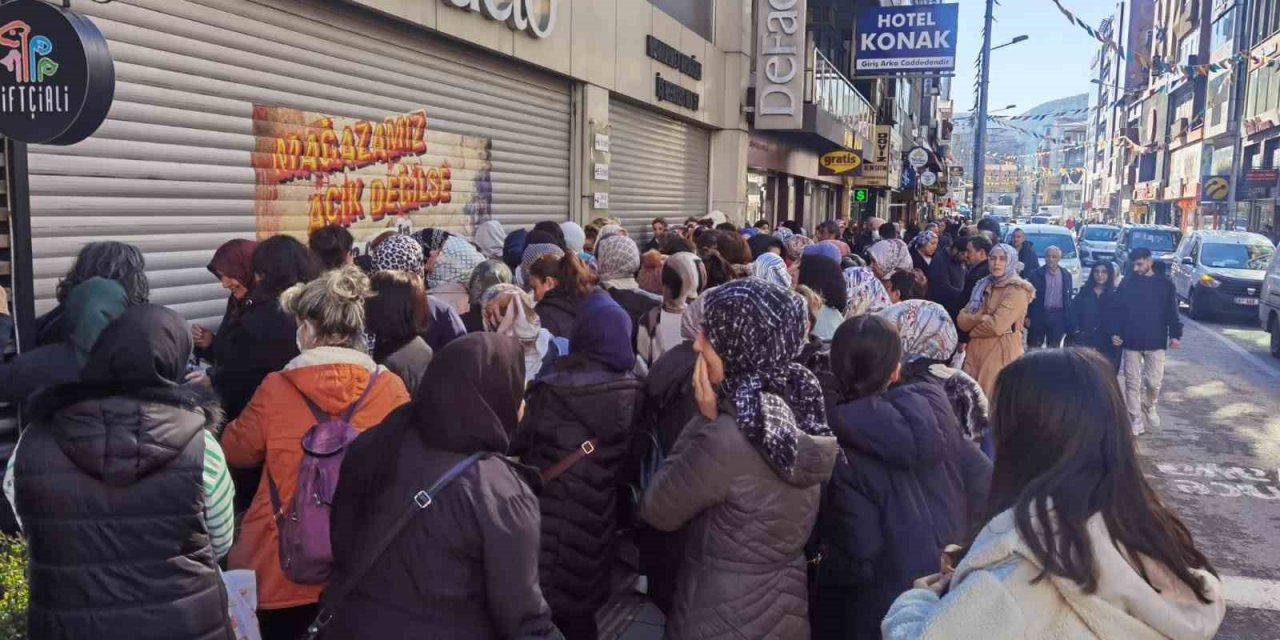 İndirimden yararlanmak için kuyruk oluşturdular
