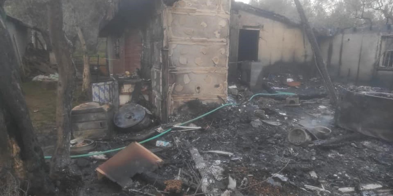 Erdek’te bağ evinde çıkan yangında ev kullanılamaz hale geldi