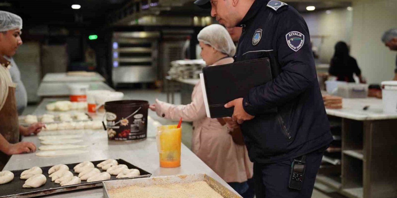 Ayvalık Belediyesi zabıta ekiplerinden hijyen ve gramaj denetimi