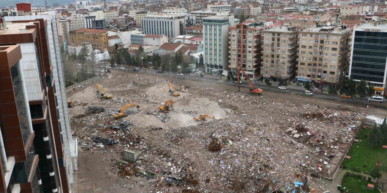 Diyarbakır’da acil yıkılacak binaların enkaz kaldırma çalışmaları devam ediyor