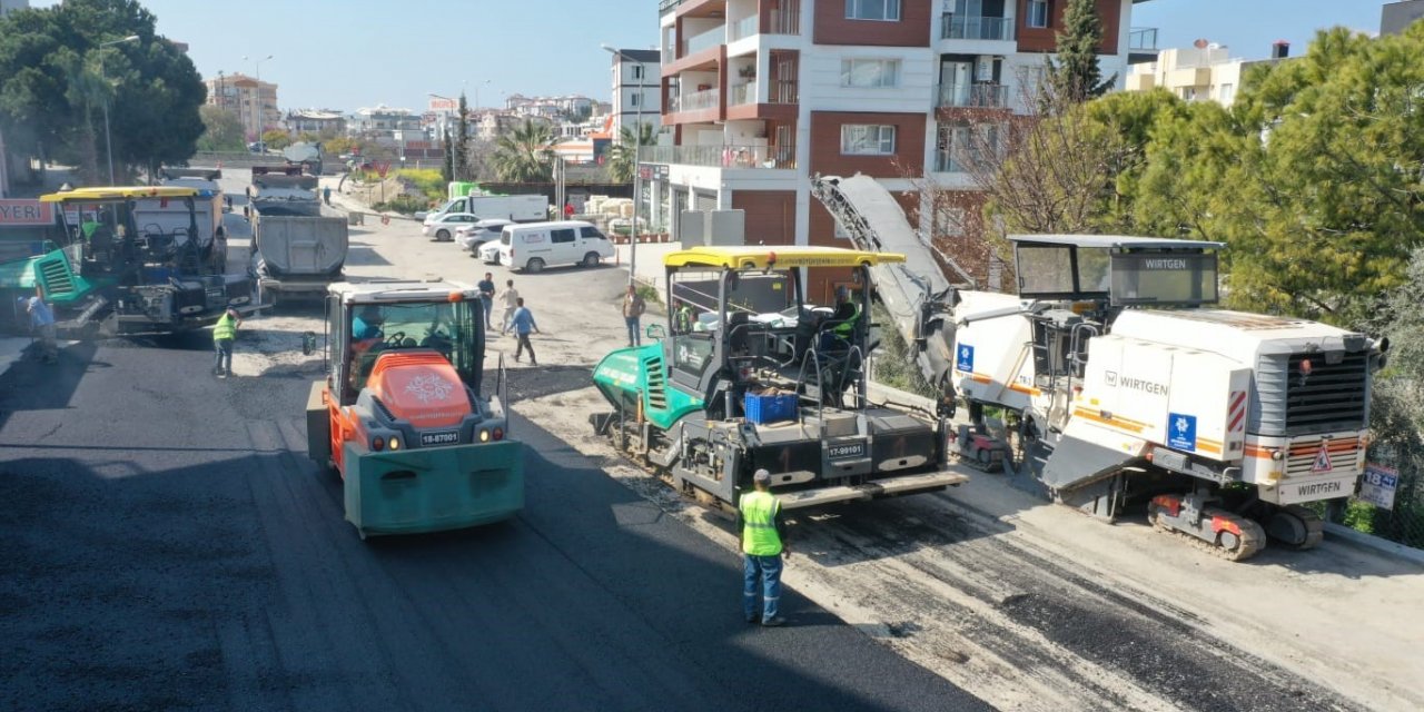Aydın Büyükşehir Belediyesi Kuşadası’nda yol yapım çalışmalarına devam ediyor