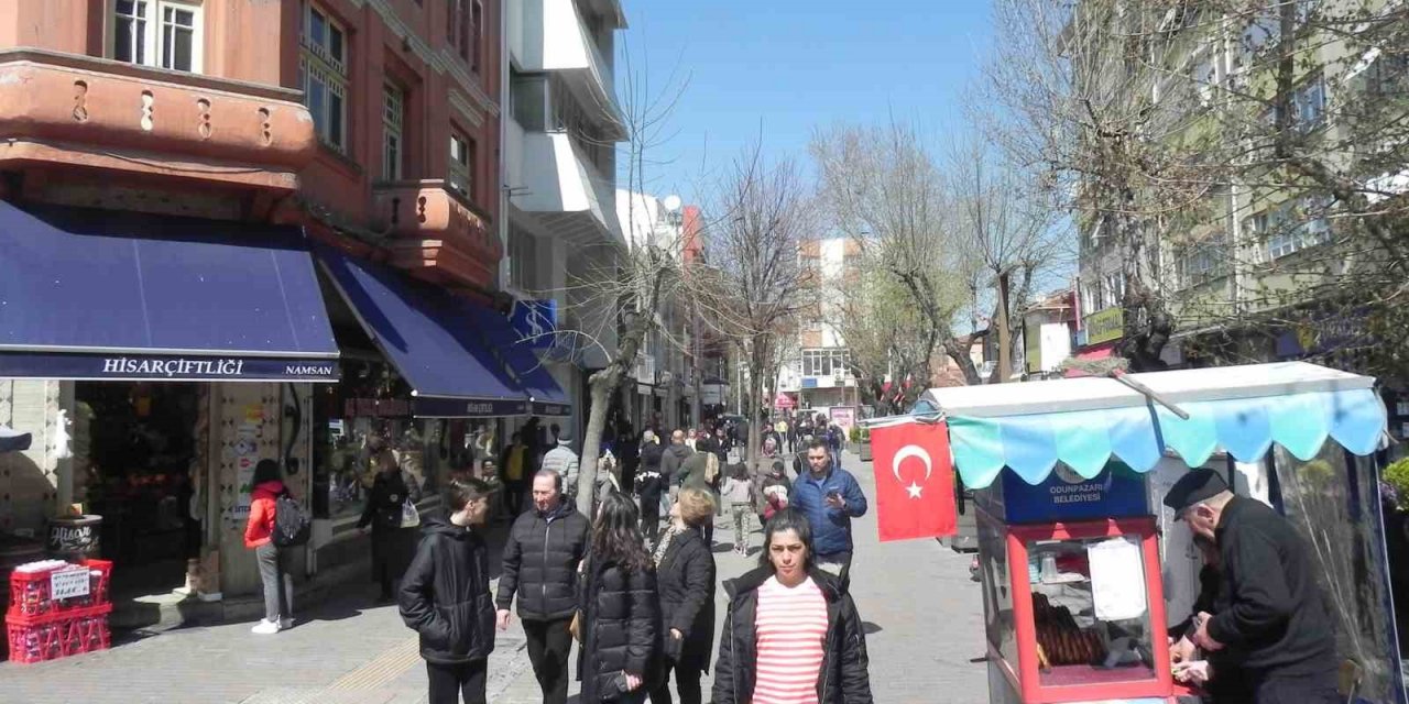 Vatandaşlar güzel havanın keyfini dışarıda çıkardı