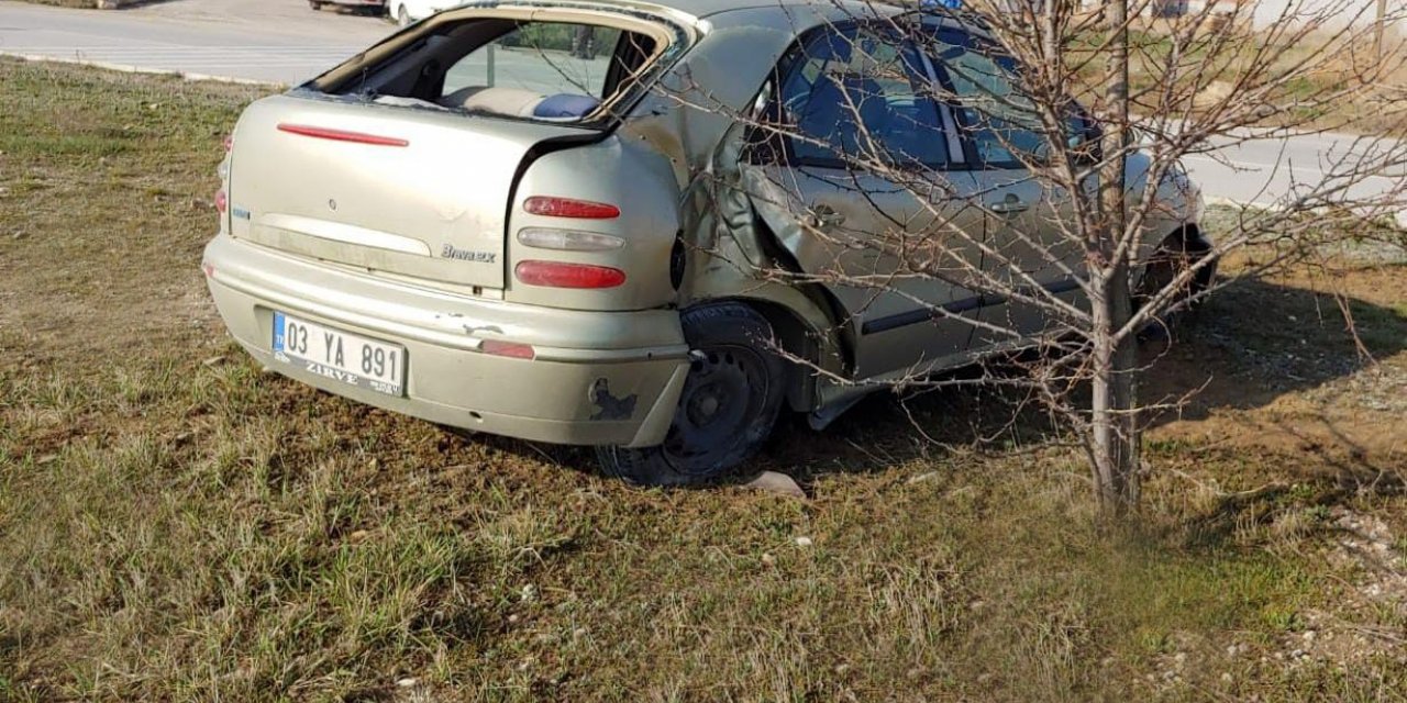 Aydınlatma direğine çarpan otomobilin sürücüsü kazayı yaralı atlattı