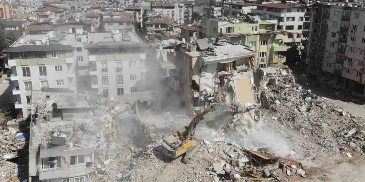 Hatay’da hasarlı binaların yıkımına devam ediliyor