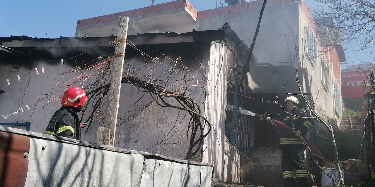 Gecekonduda korkutan yangın