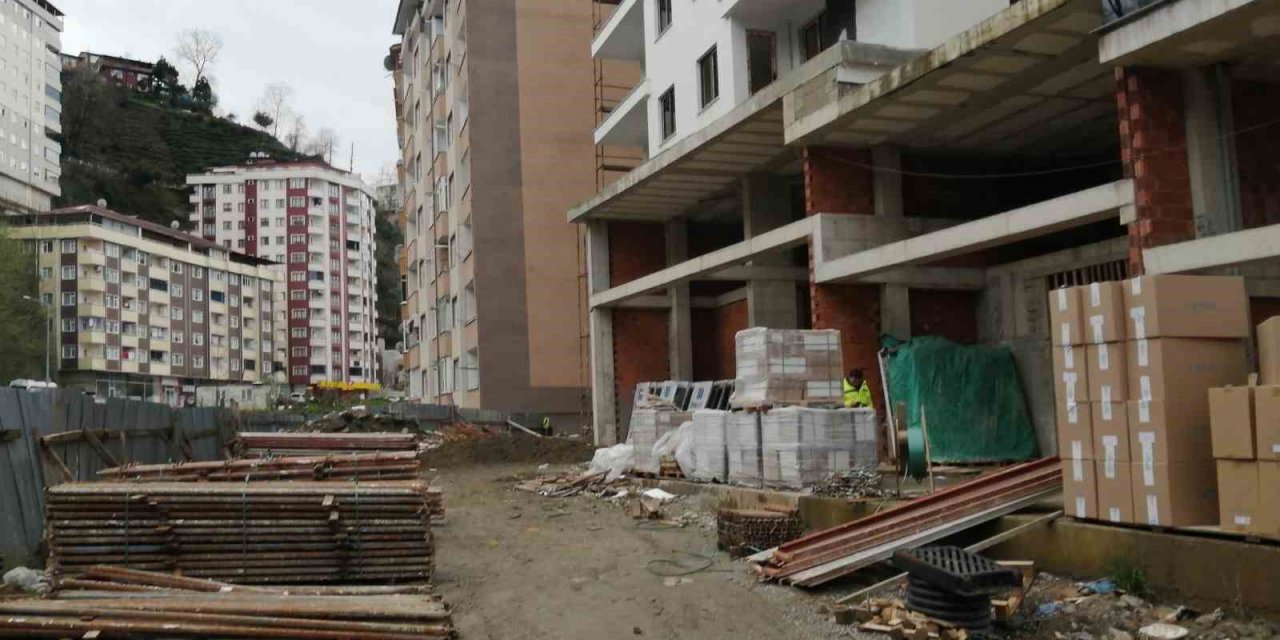 Rize’de inşaattan düşerek ağır yaralanan işçi hayatını kaybetti