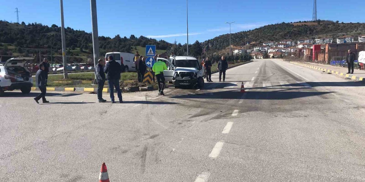 3 kişinin yaralandığı trafik kazası güvenlik kamerasına yansıdı