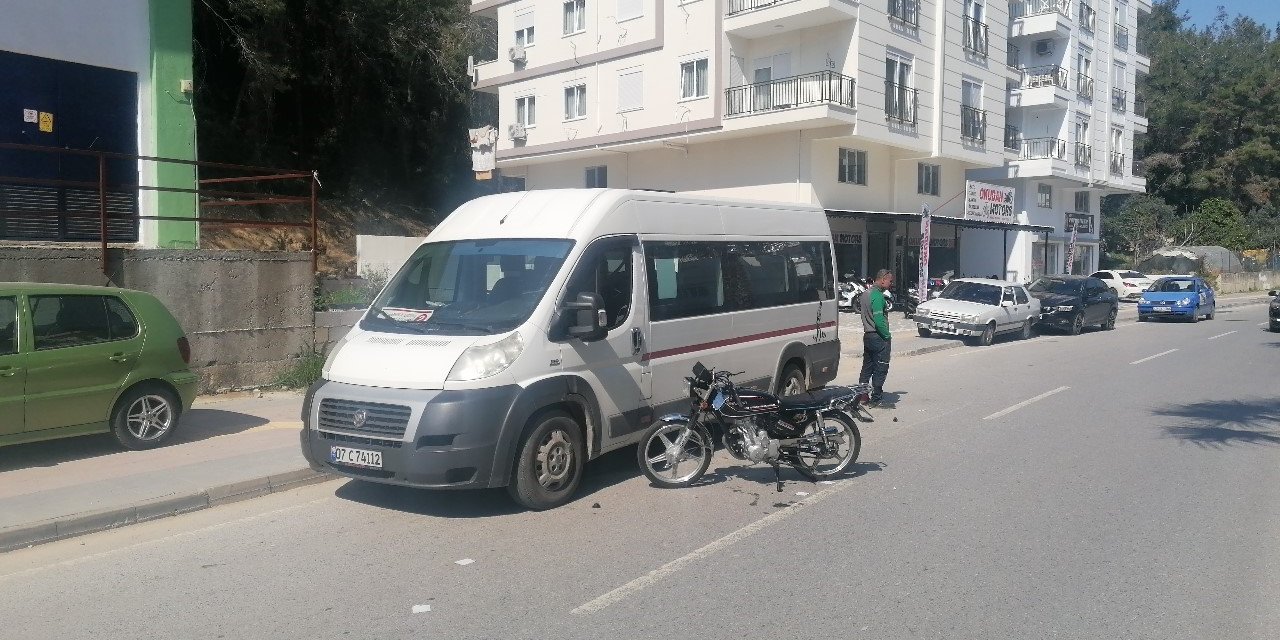 Otomobile çarpıp yola savruldular