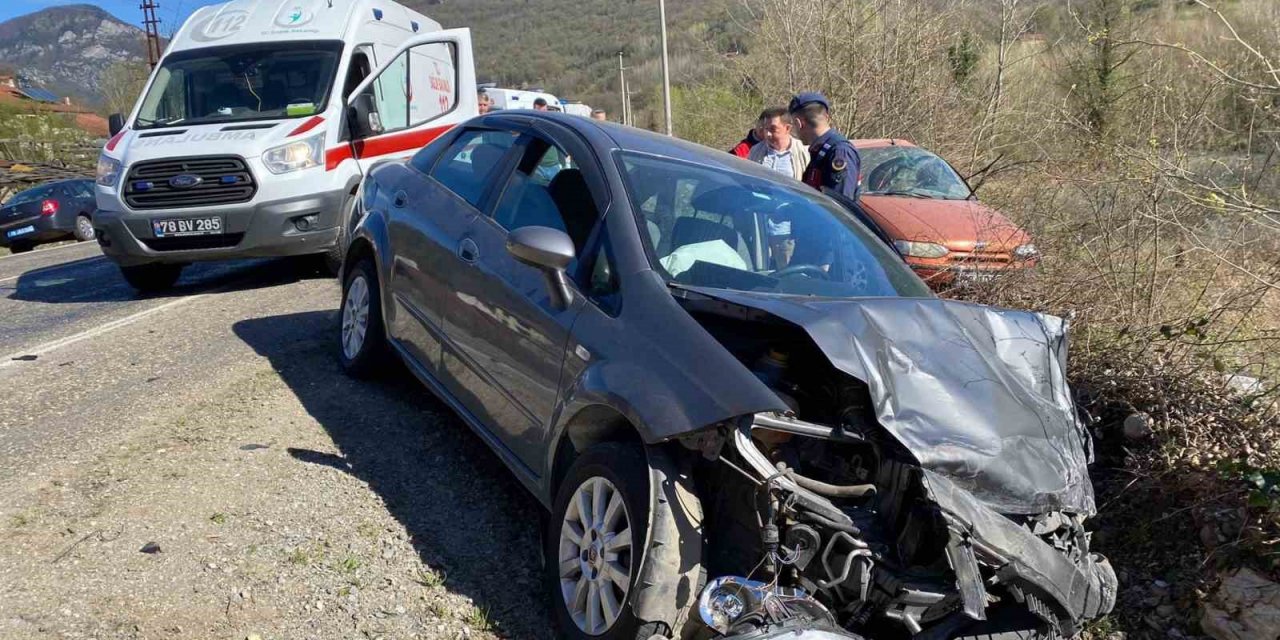 Karabük’te otomobiller çarpıştı: 1’i ağır 2 yaralı