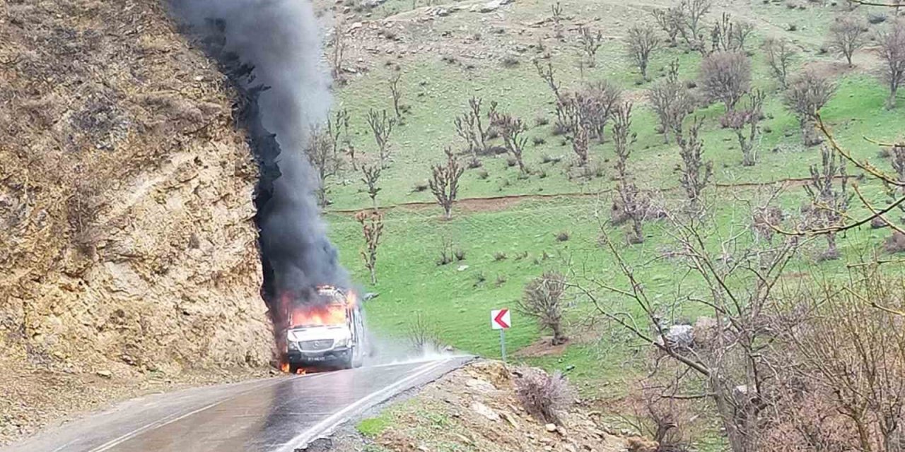 Şırnak’ta beton mikseriyle çarpışan ambulans alevlere teslim oldu