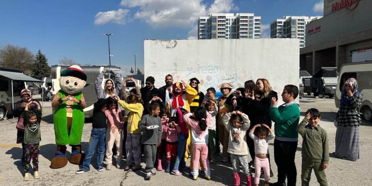 Tiyatrocular, özel günlerinde depremzede çocukları güldürdü