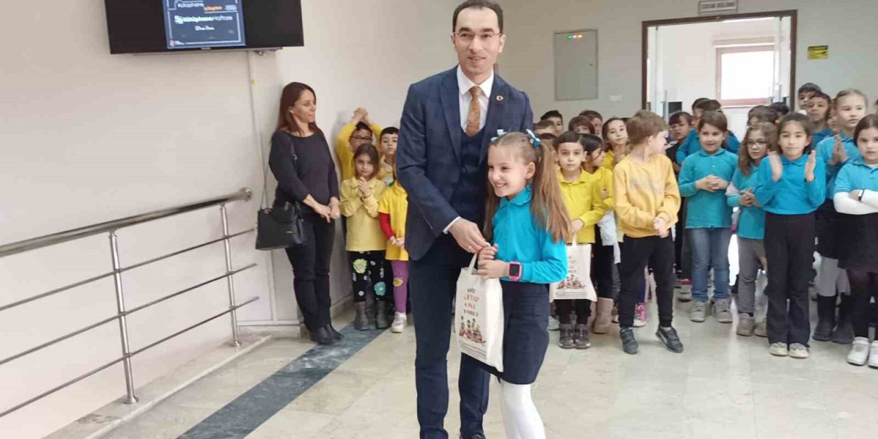 Kütüphaneler haftasında çok metaryal alan öğrencilere ödül verildi