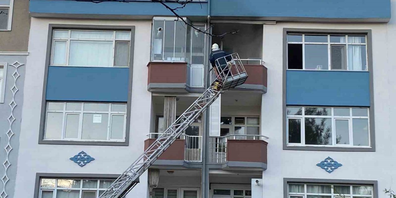 Yangına müdahale eden itfaiyenin merdiveni düştü