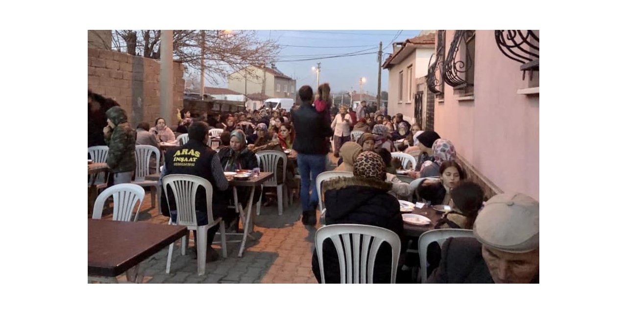 Burhaniye’de iftar yemekleri yüzlerce vatandaşı buluşturuyor