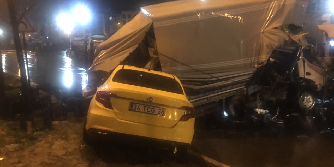Sultangazi’de kamyon ticari taksinin üstüne devrildi: 3 yaralı