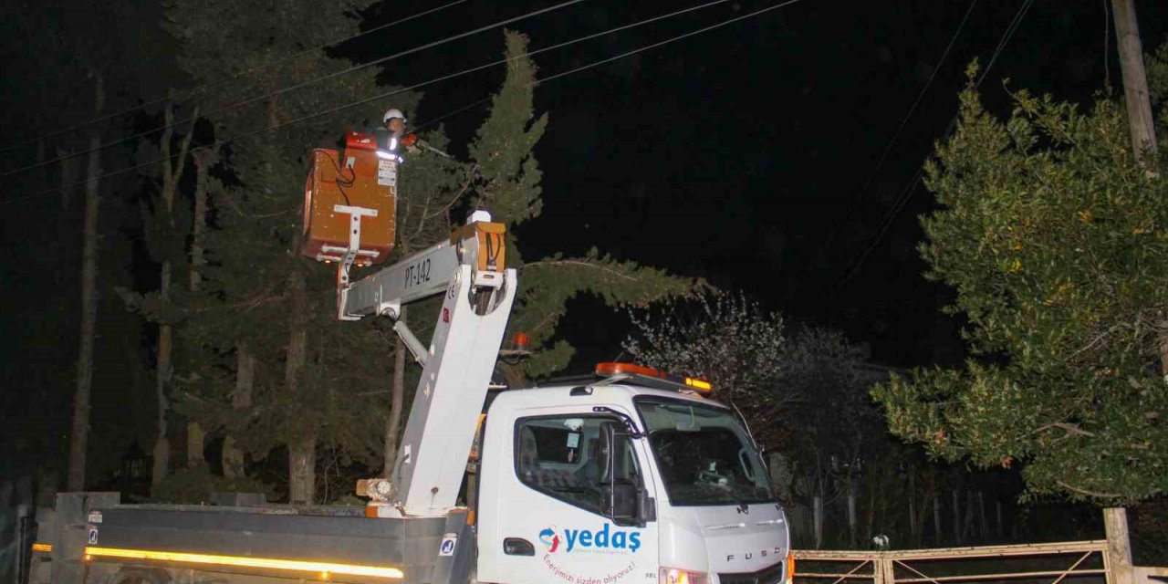 Sinop’ta fırtına elektrik telini kopardı