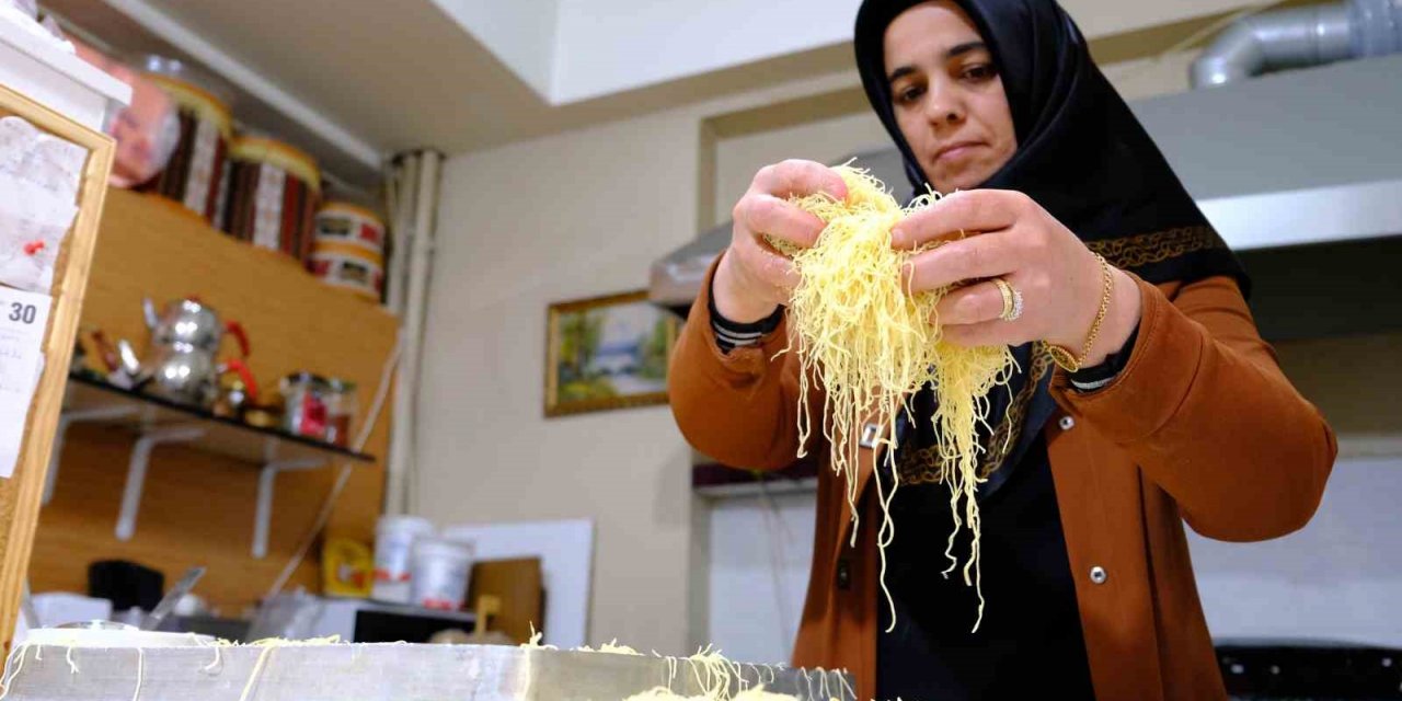 Erzincan’da iftar sofralarının vazgeçilmez lezzeti: “Kesme kadayıf tatlısı”