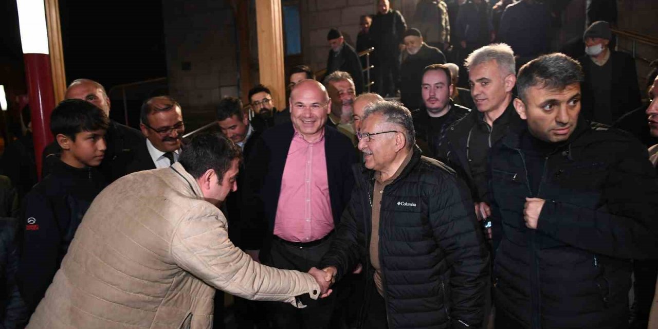 Büyükkılıç, teravih sonrası gençlerle ve vatandaşlarla buluştu