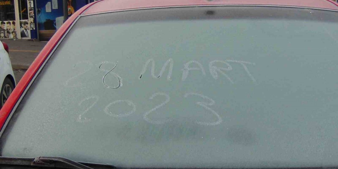 Kars’ta soğuktan araçların camları dondu