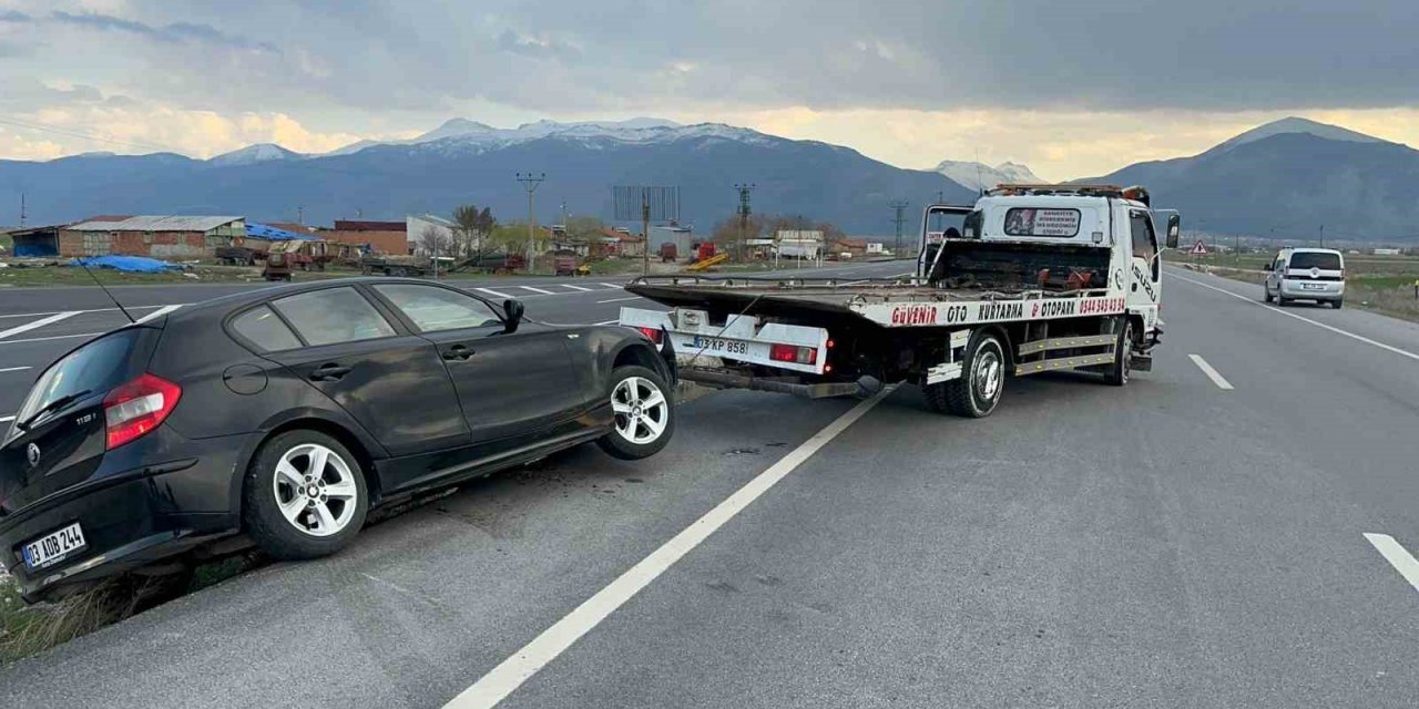 Köpeğe çarpmamak için manevra yapınca orta refüje girdi
