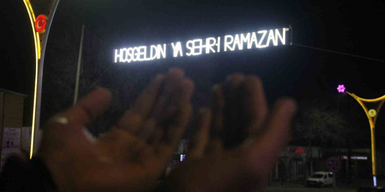 Erzincan’da mahyalar caddeleri süslüyor
