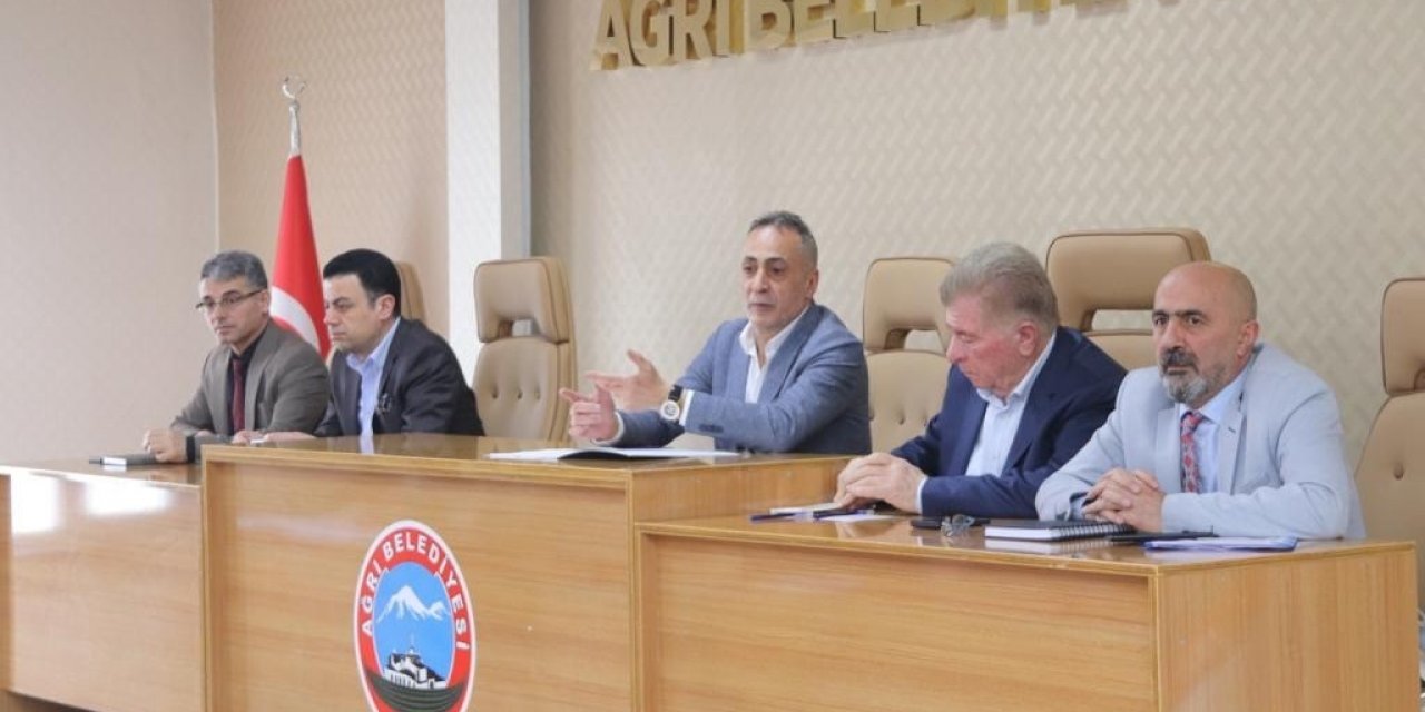 Başkan Karadoğan belediyede ilk toplantısını yaptı