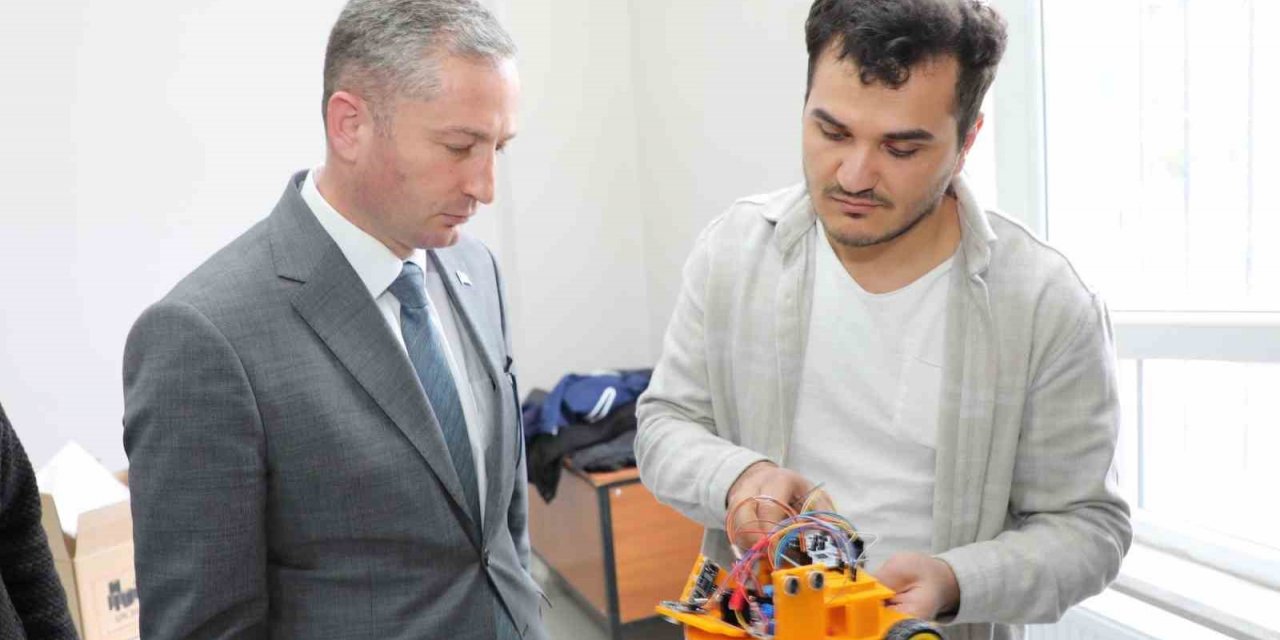 Ağrı İl Milli Eğitim Müdürü Kökrek, “Ağrı’nın Zirvesinde Teknoloji Yarışması”nın çalışmalarını inceledi